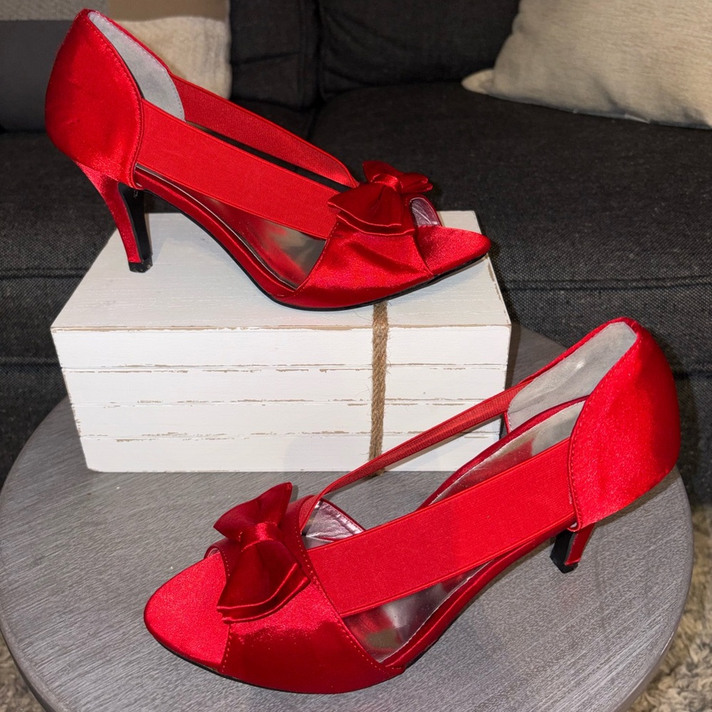 John Fashion Chic Red Satin Bow Heels - sz9 (P10)
